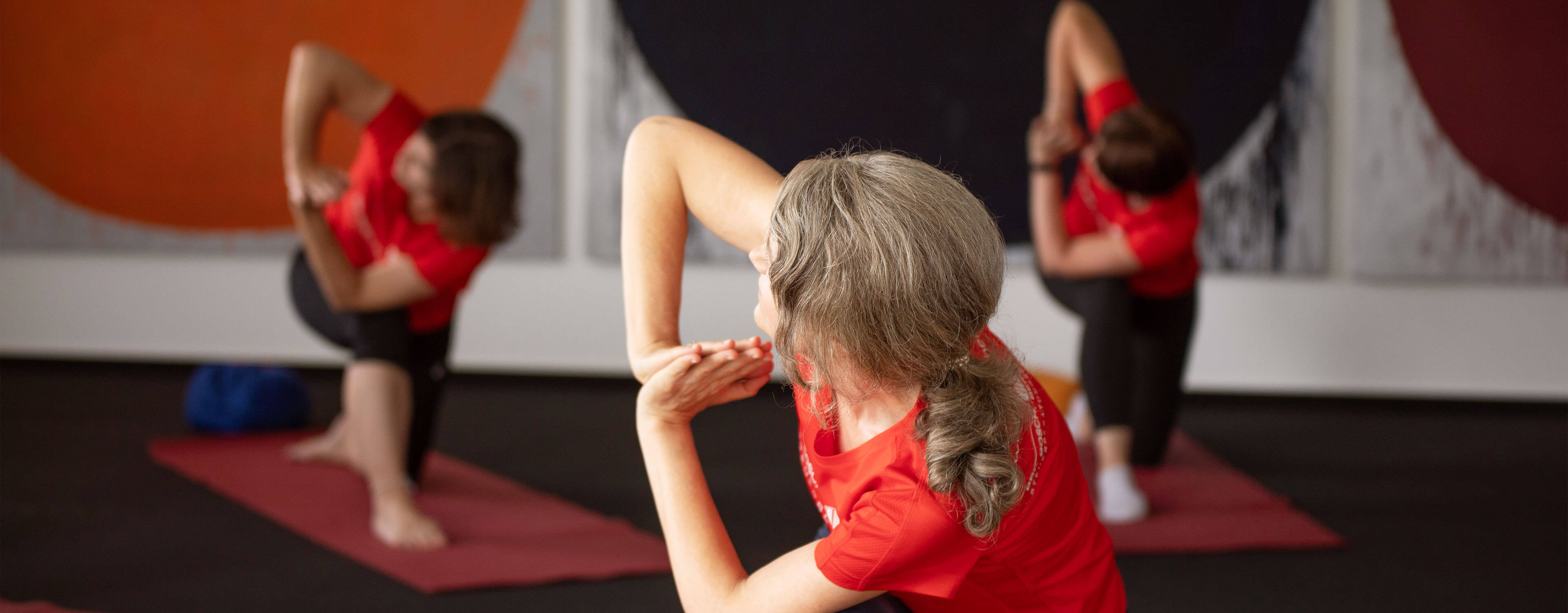 Foto - Mitarbeiterinnen bei einer gemeinsamen Yoga-Session.